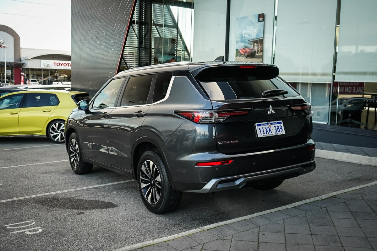 Mitsubishi Outlander image 4