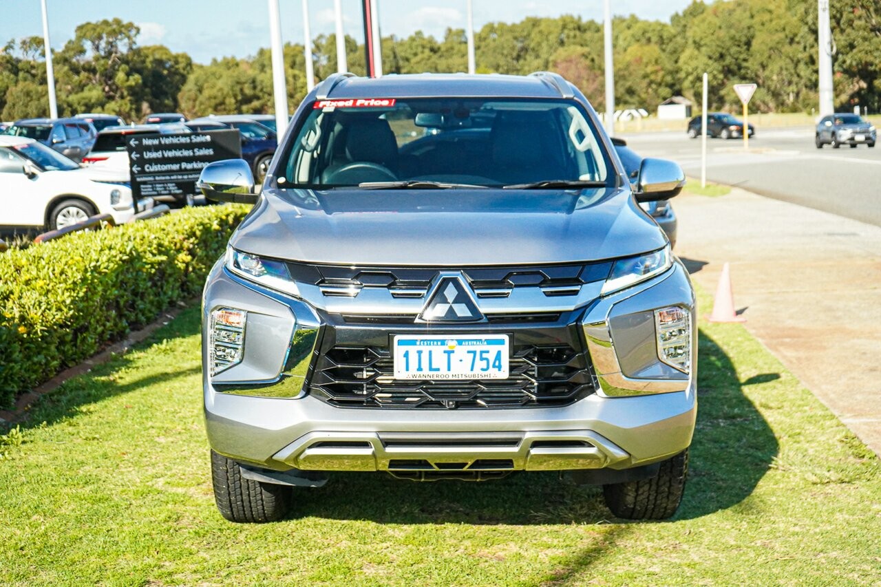 Mitsubishi Pajero Sport image 2