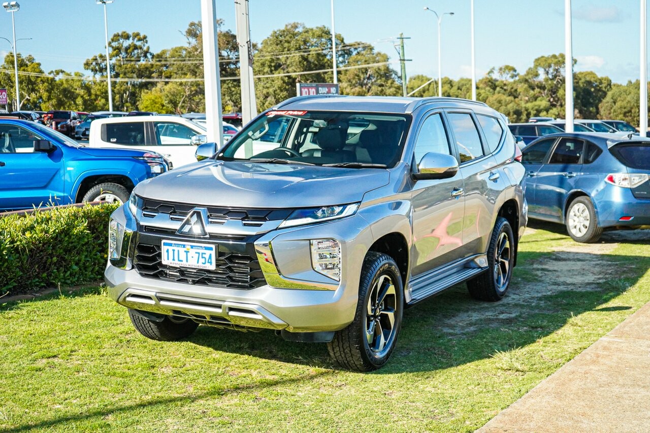 Mitsubishi Pajero Sport image 3