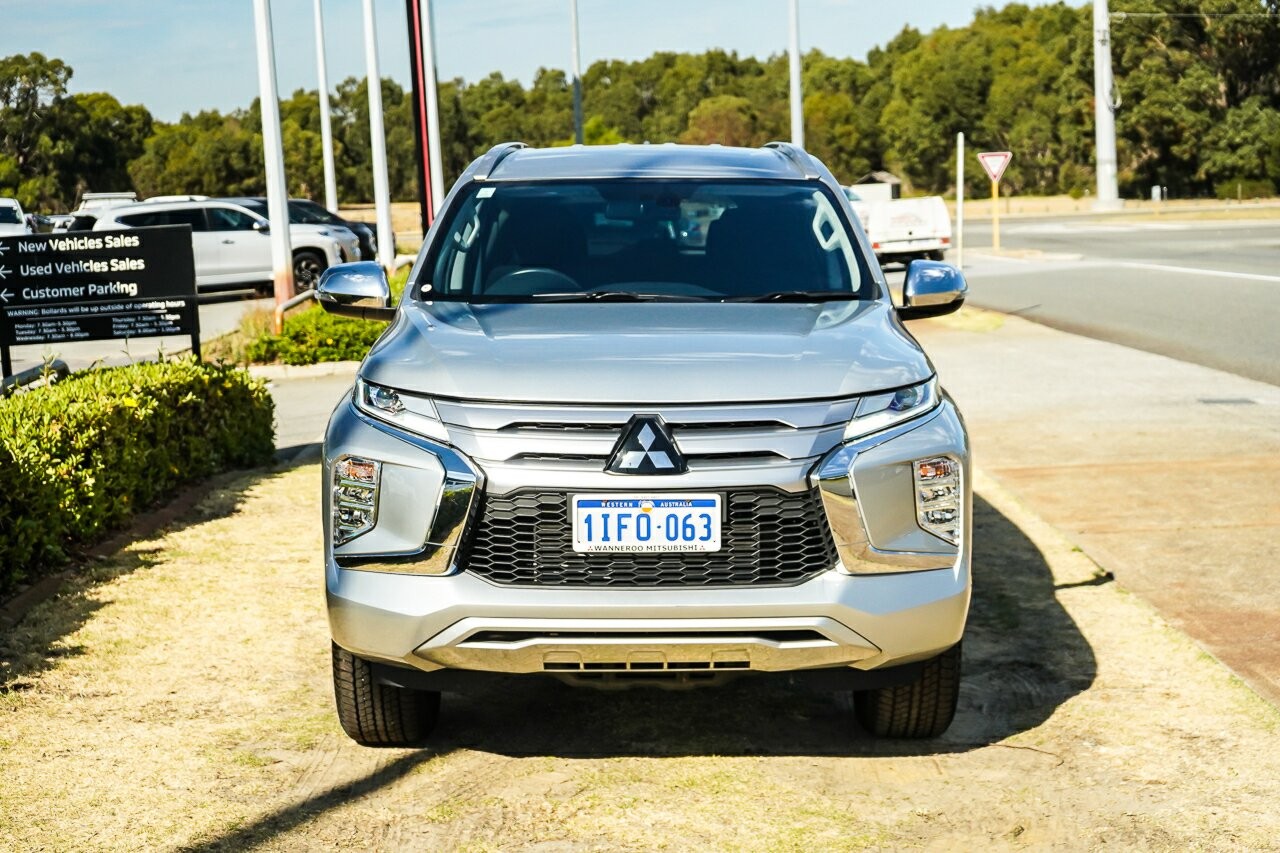 Mitsubishi Pajero Sport image 2