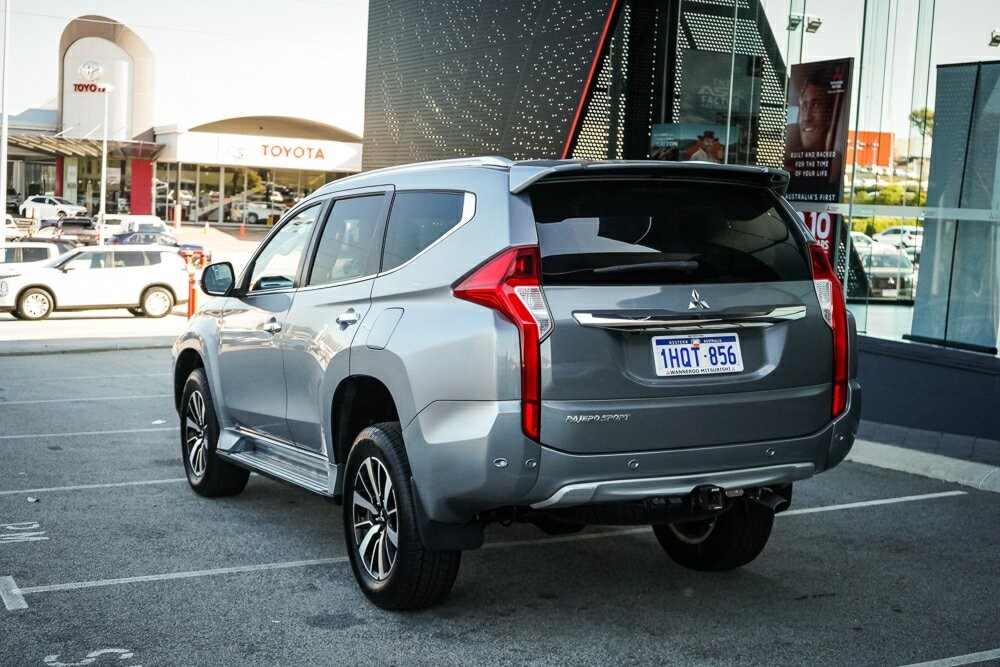 Mitsubishi Pajero Sport image 3