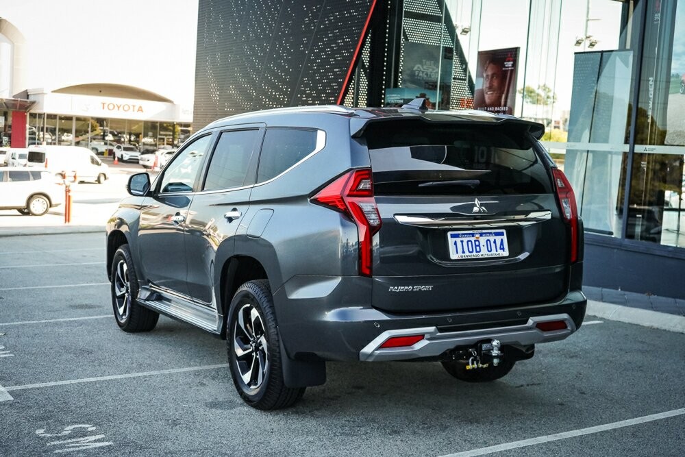 Mitsubishi Pajero Sport image 3