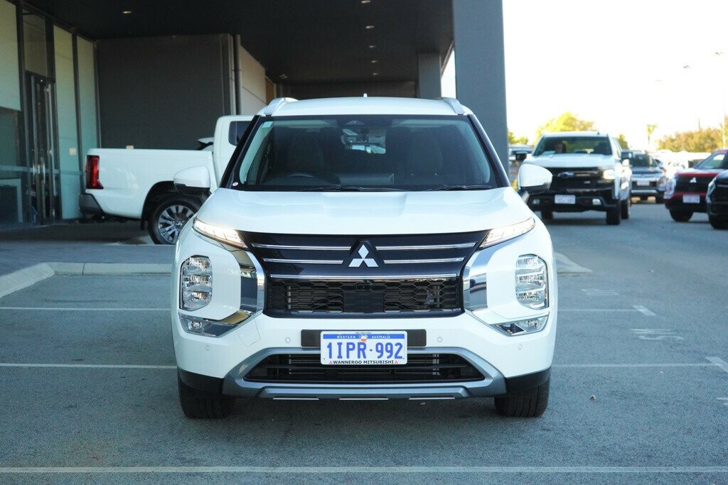 Mitsubishi Outlander image 2