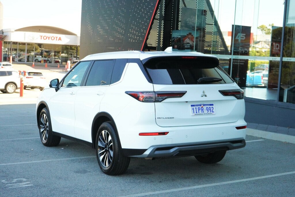 Mitsubishi Outlander image 3