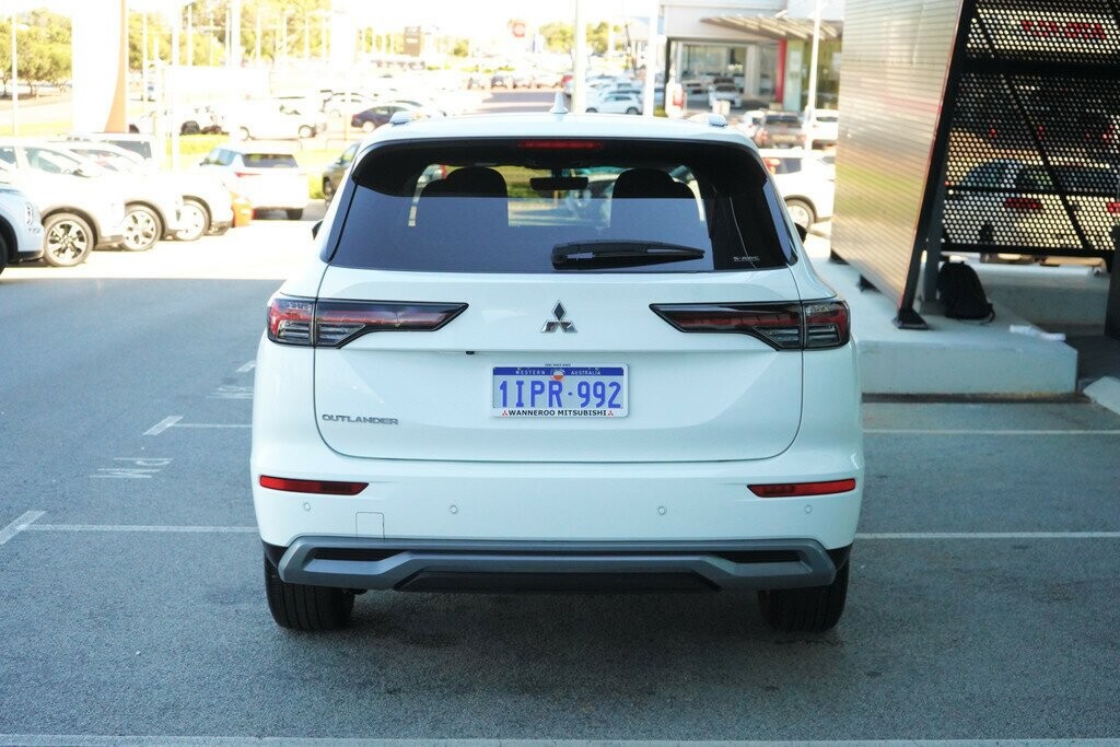 Mitsubishi Outlander image 4