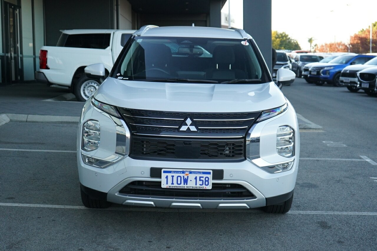 Mitsubishi Outlander image 2