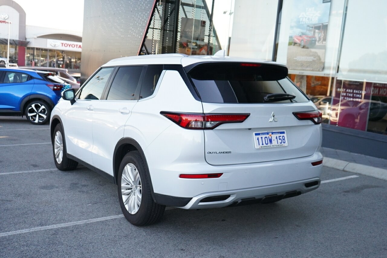 Mitsubishi Outlander image 3