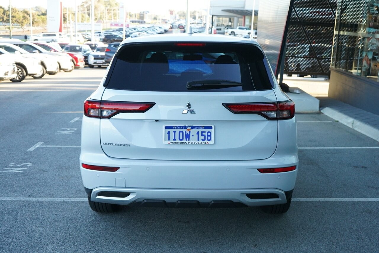 Mitsubishi Outlander image 4