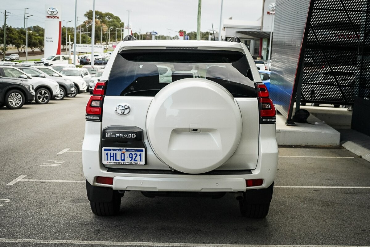 Toyota Landcruiser Prado image 4