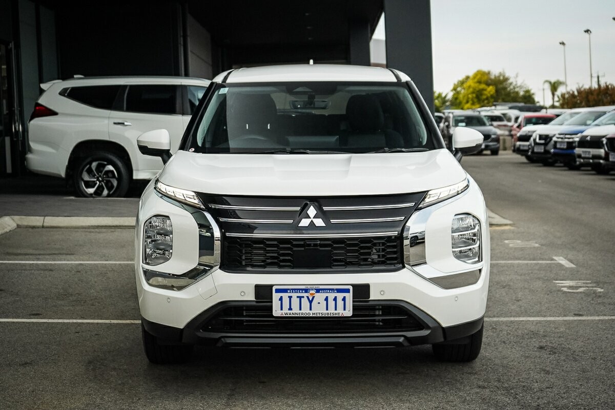 Mitsubishi Outlander image 2