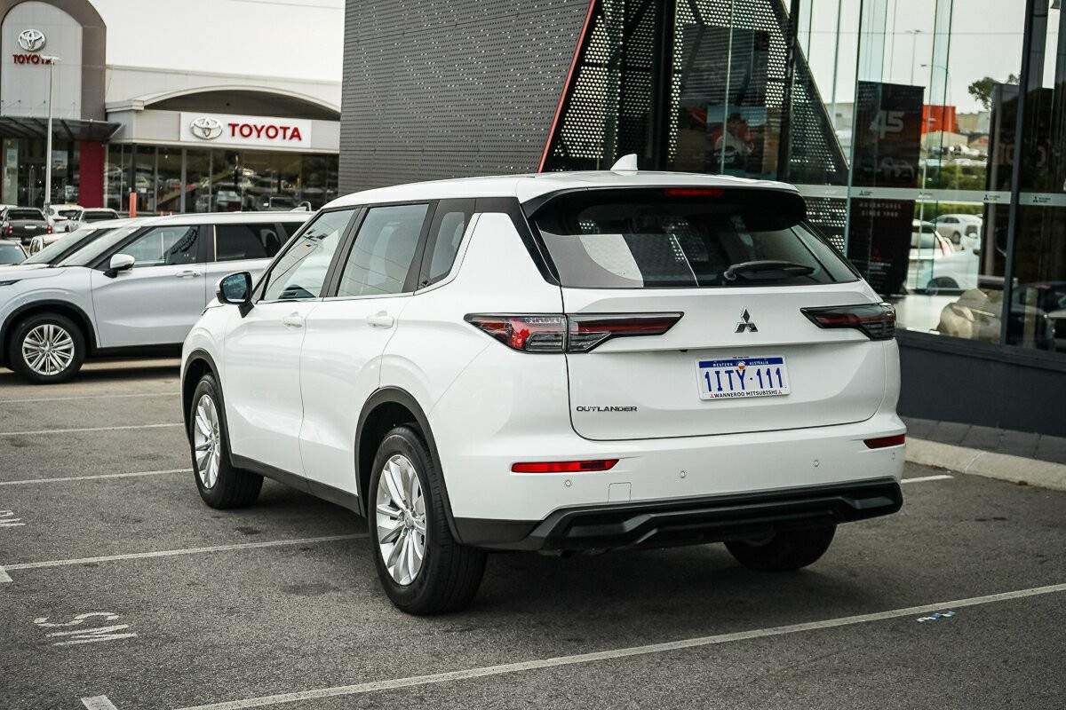 Mitsubishi Outlander image 3