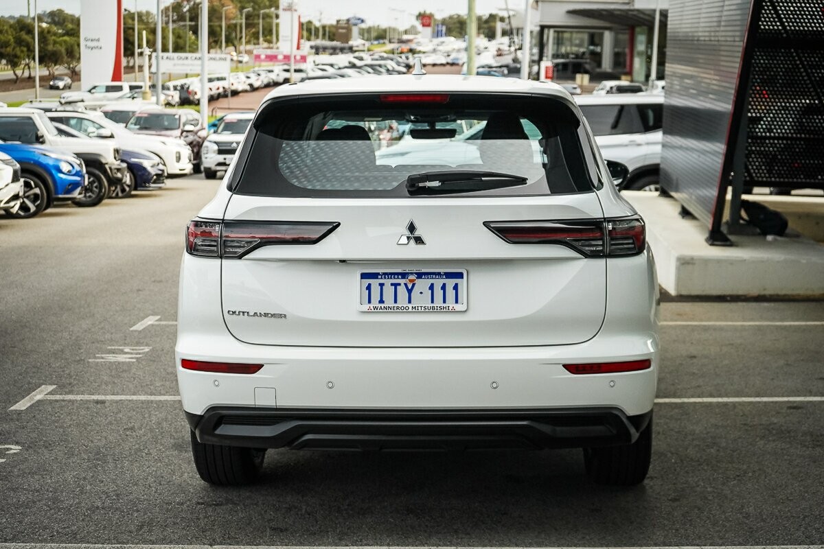 Mitsubishi Outlander image 4