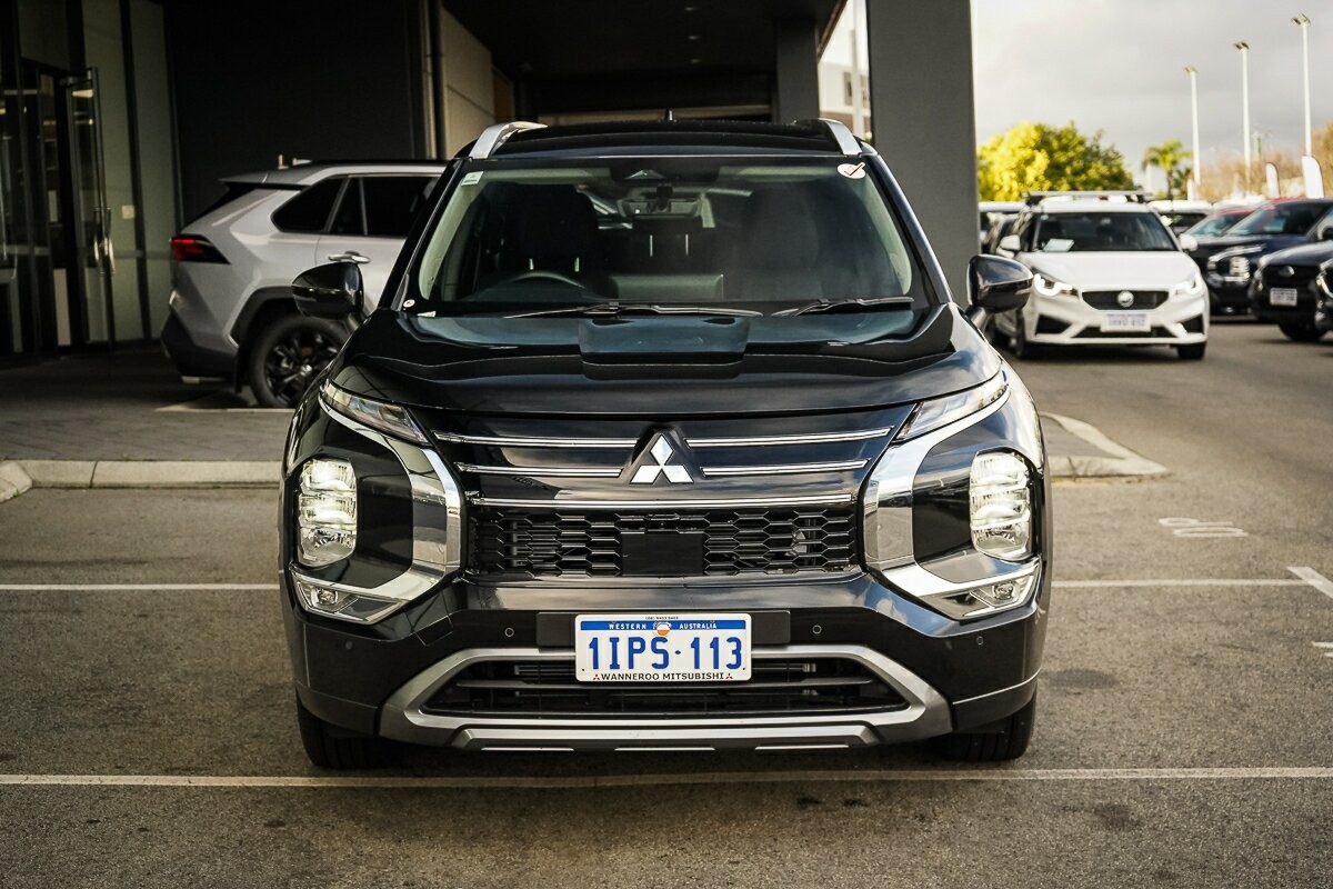 Mitsubishi Outlander image 2