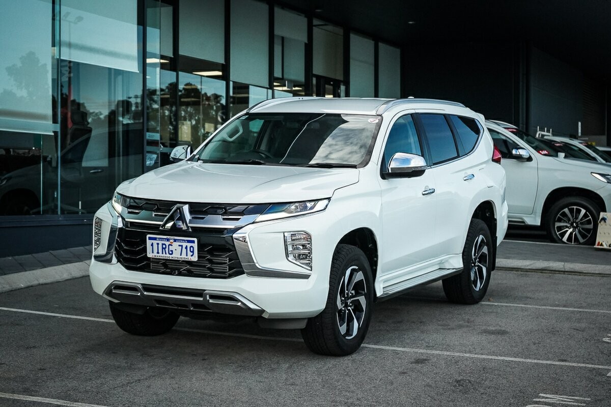 Mitsubishi Pajero Sport image 1