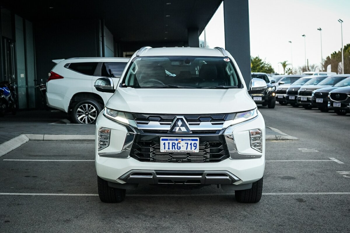 Mitsubishi Pajero Sport image 2