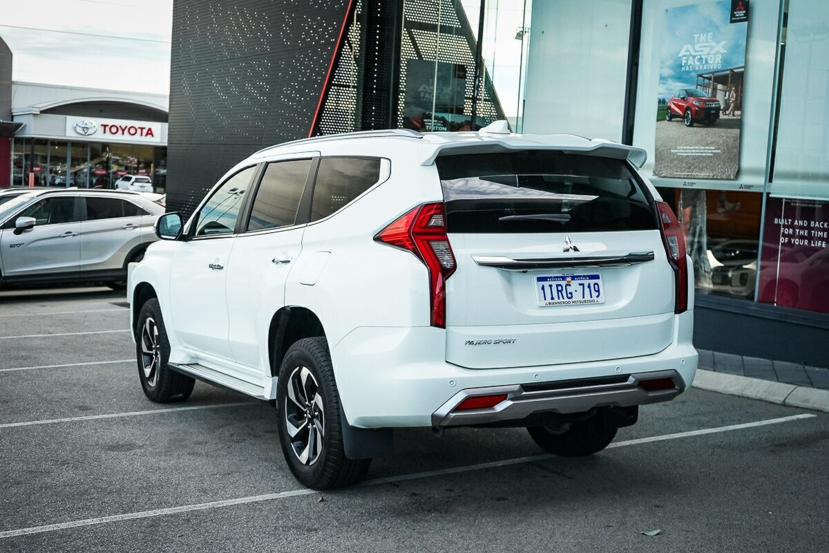 Mitsubishi Pajero Sport image 3