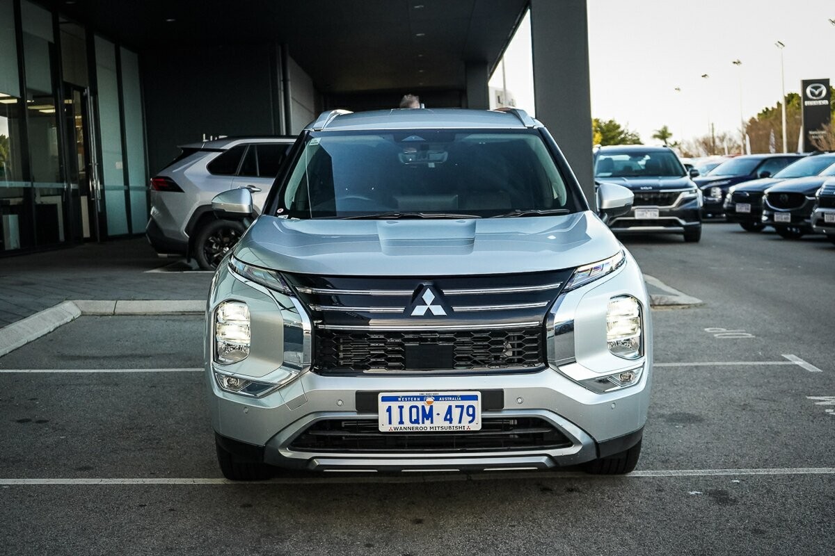 Mitsubishi Outlander image 2