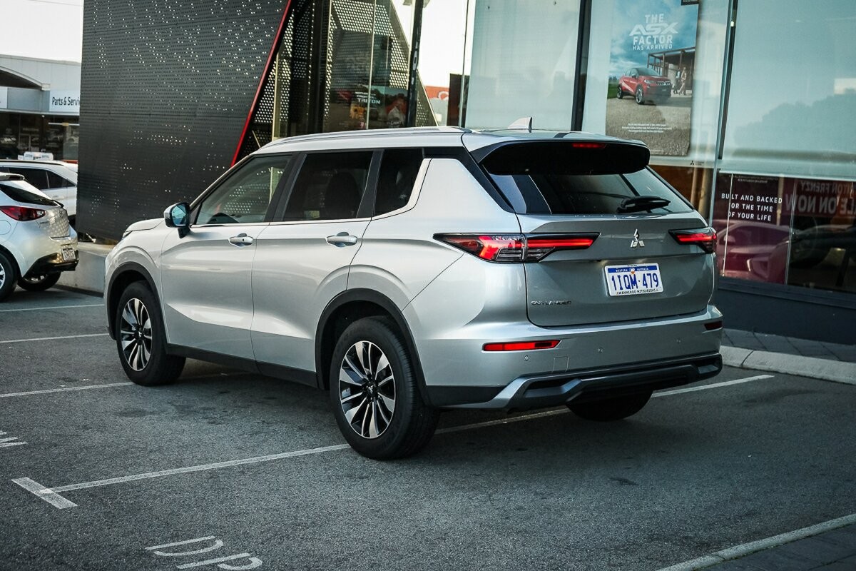 Mitsubishi Outlander image 3