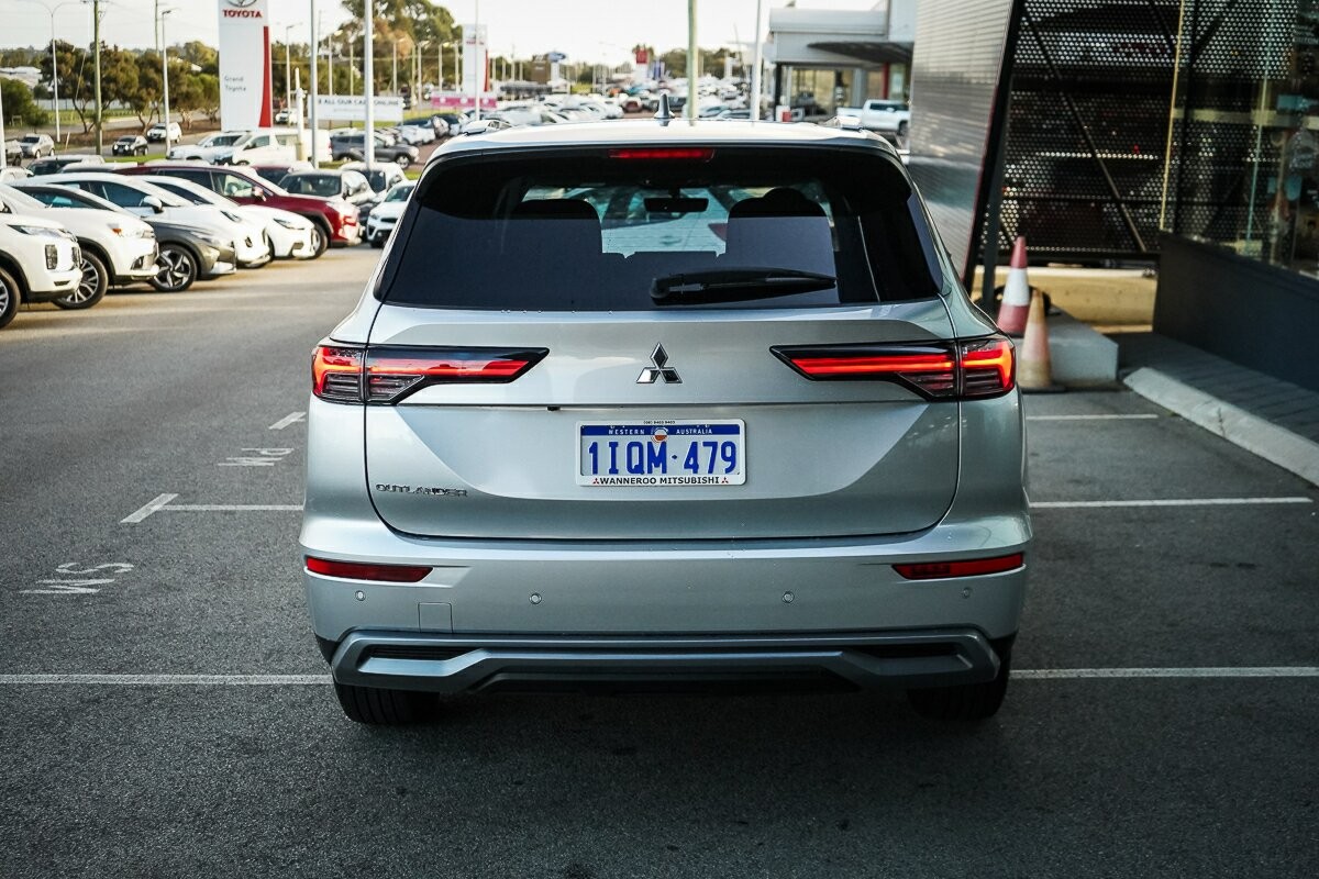 Mitsubishi Outlander image 4