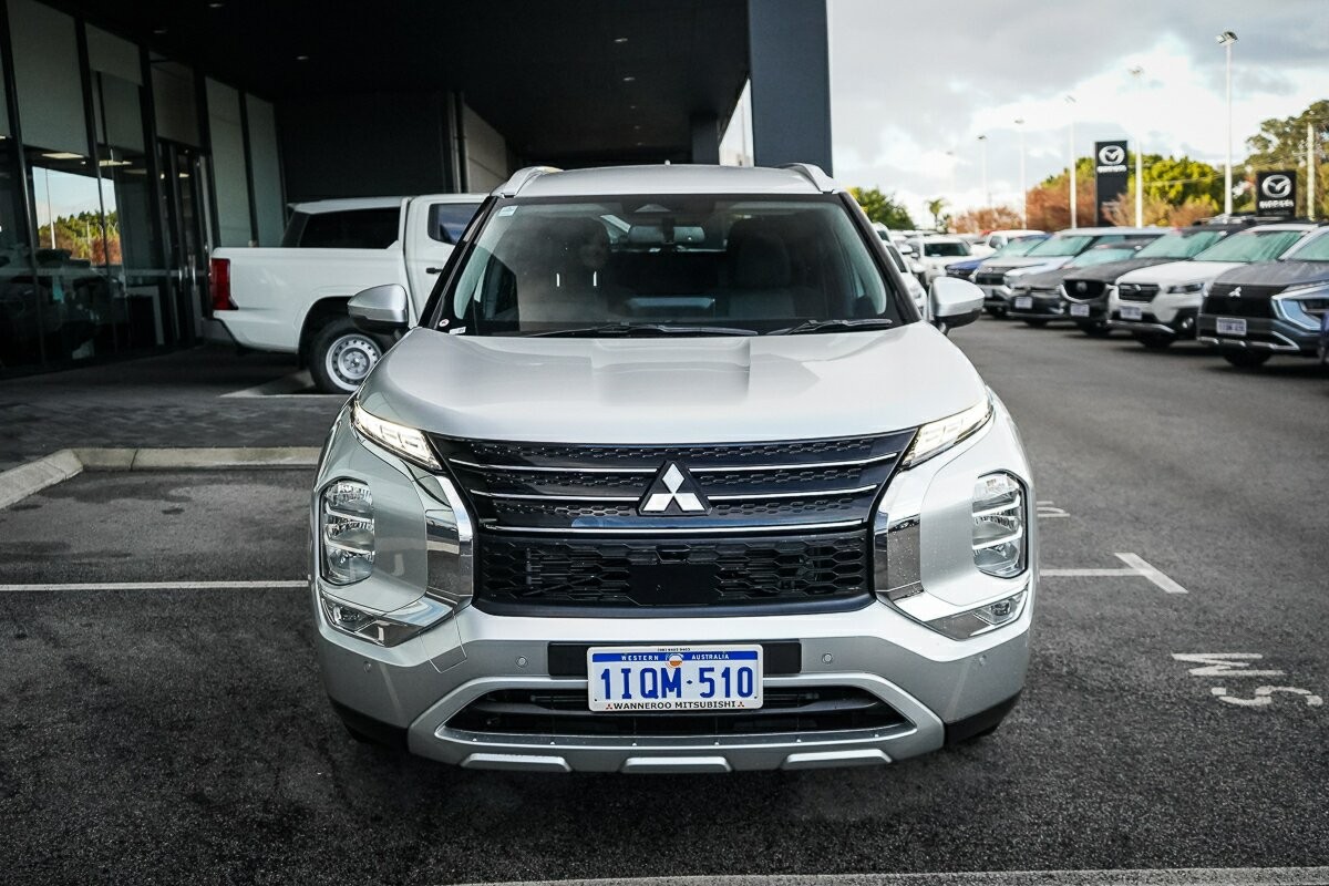 Mitsubishi Outlander image 2