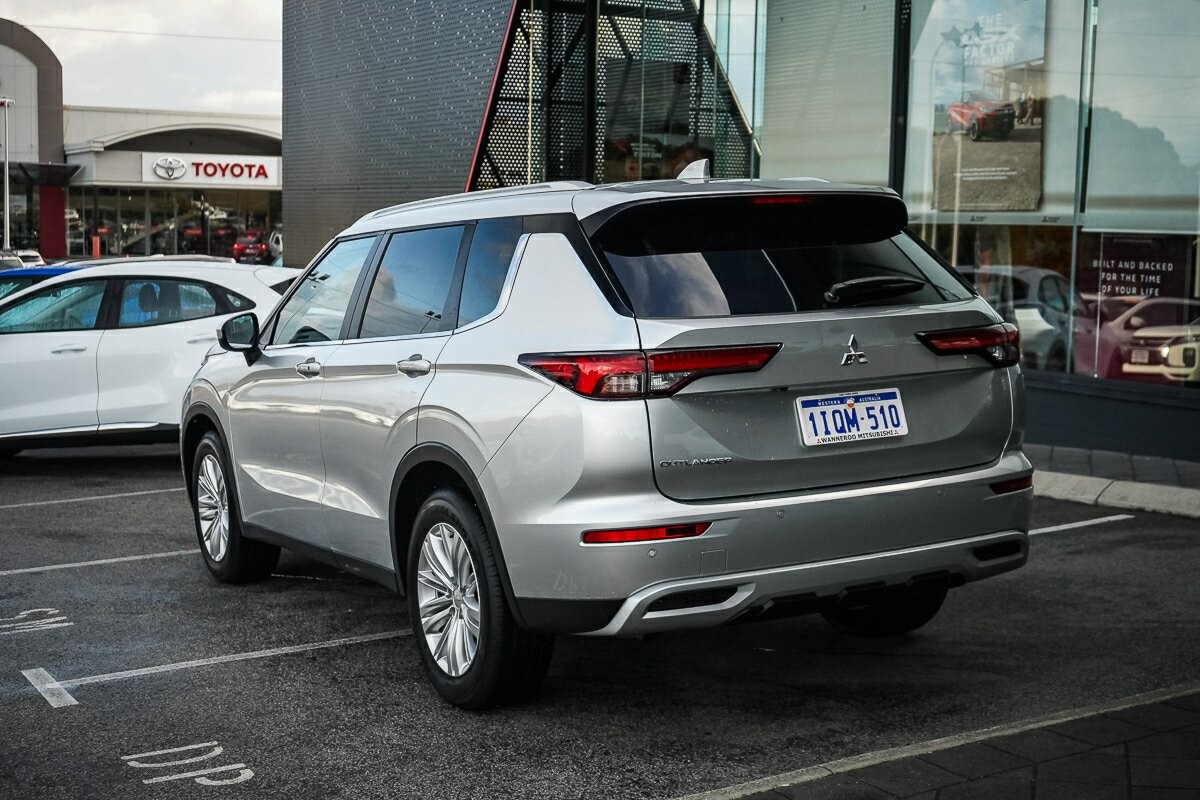 Mitsubishi Outlander image 3
