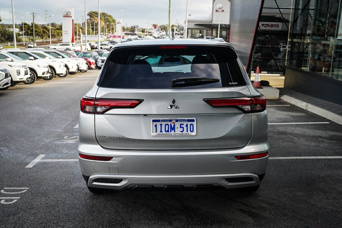 Mitsubishi Outlander image 4