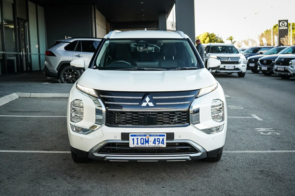 Mitsubishi Outlander image 2