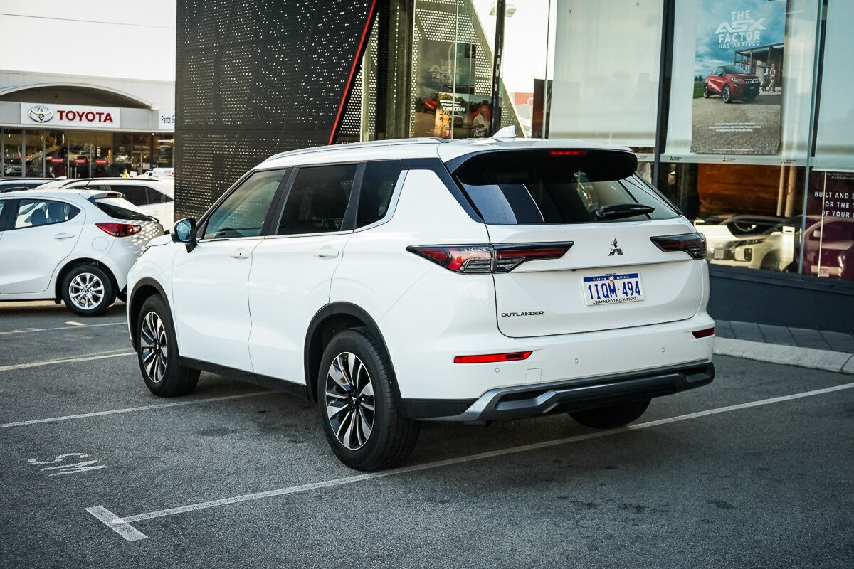 Mitsubishi Outlander image 3