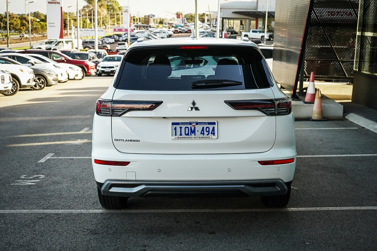 Mitsubishi Outlander image 4