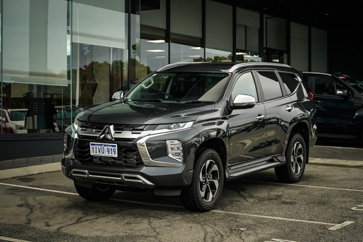 Mitsubishi Pajero Sport image 1
