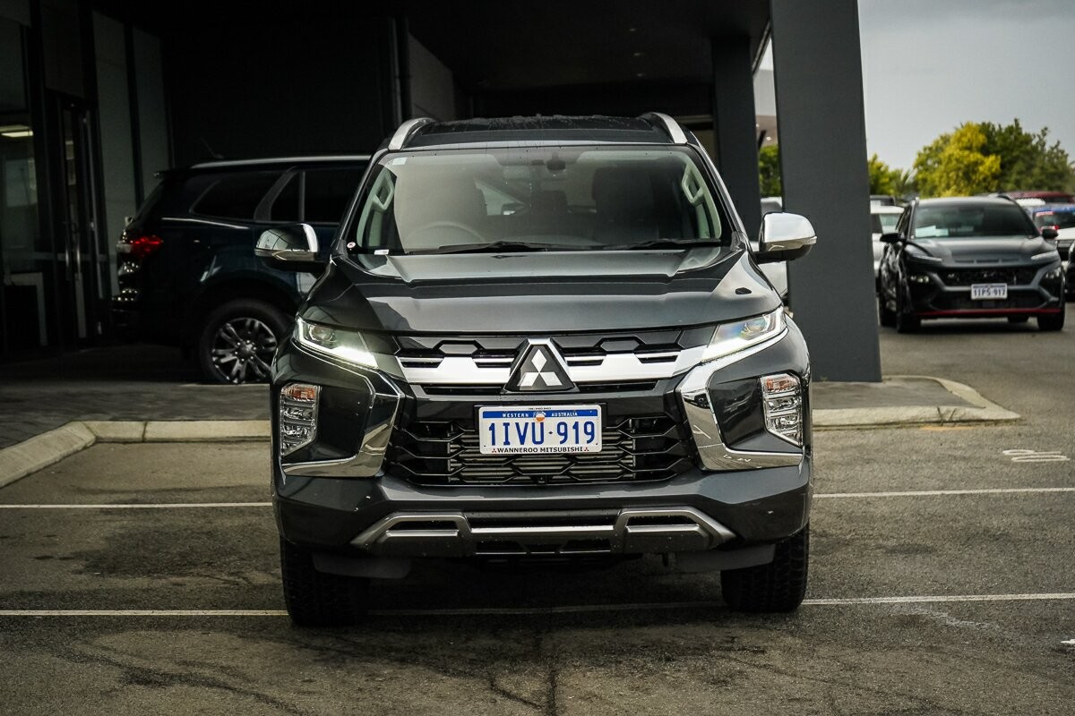 Mitsubishi Pajero Sport image 2