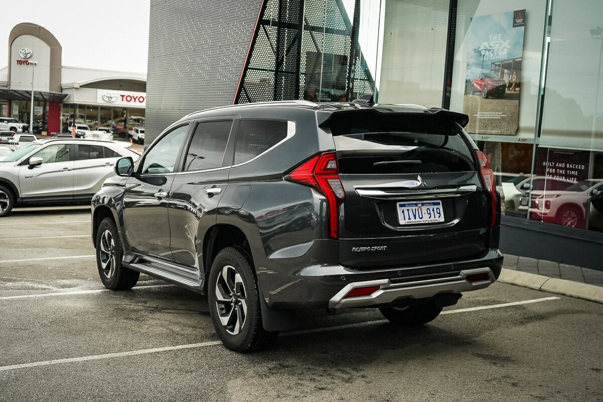 Mitsubishi Pajero Sport image 3