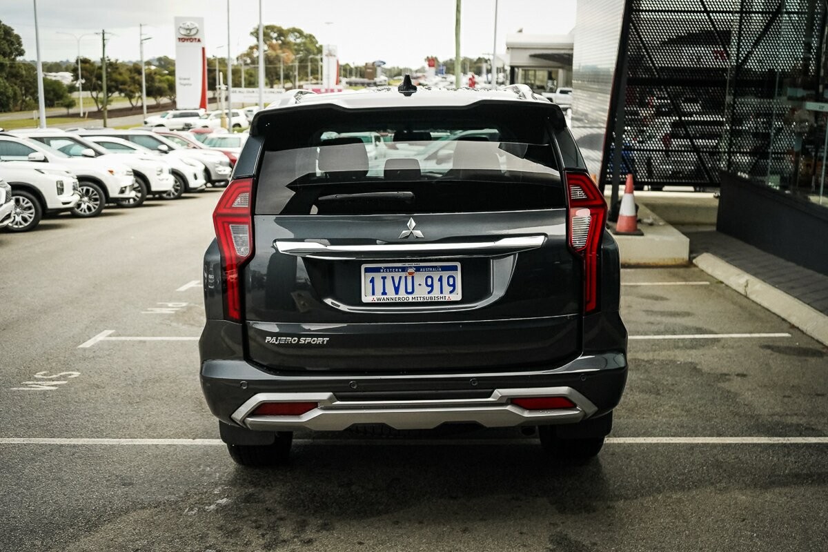 Mitsubishi Pajero Sport image 4