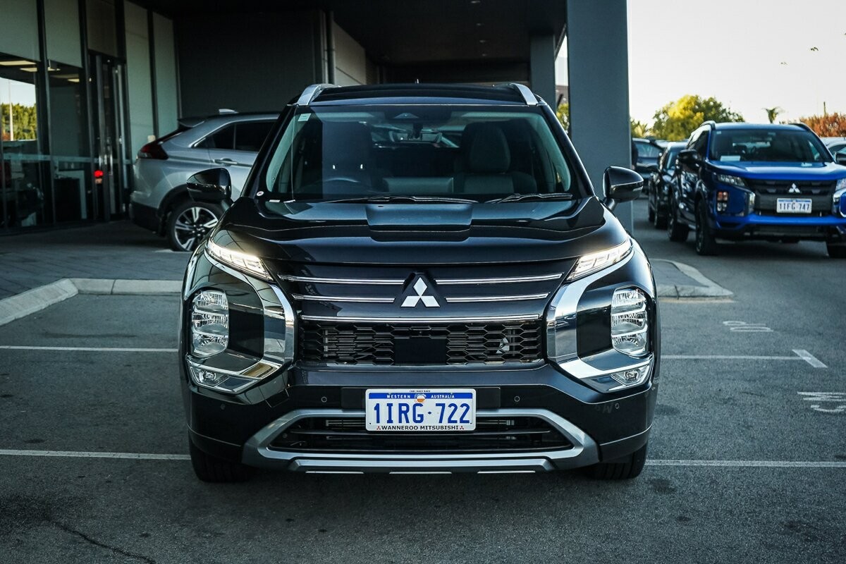 Mitsubishi Outlander image 2