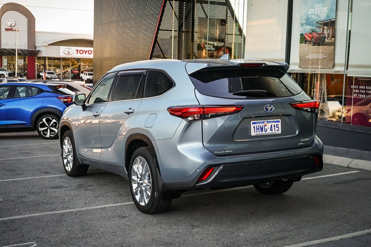 Toyota Kluger image 3