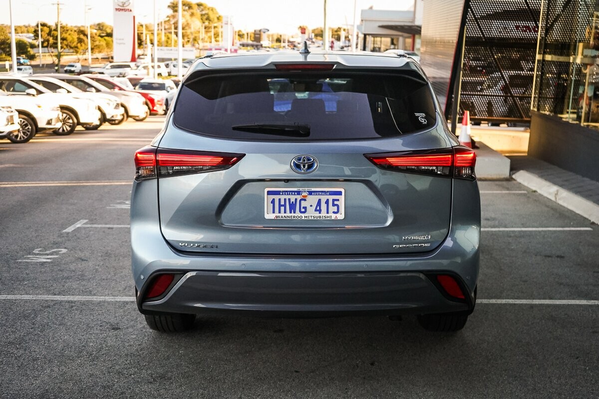 Toyota Kluger image 4