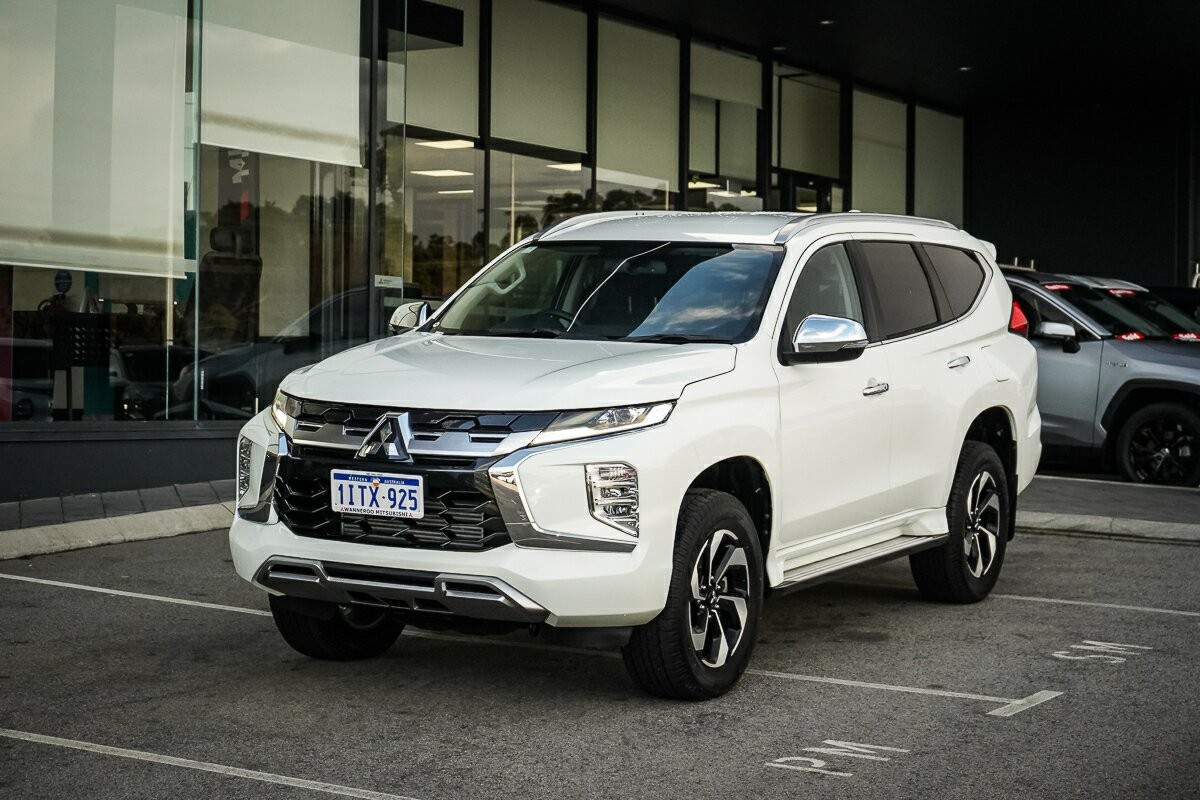 Mitsubishi Pajero Sport image 1
