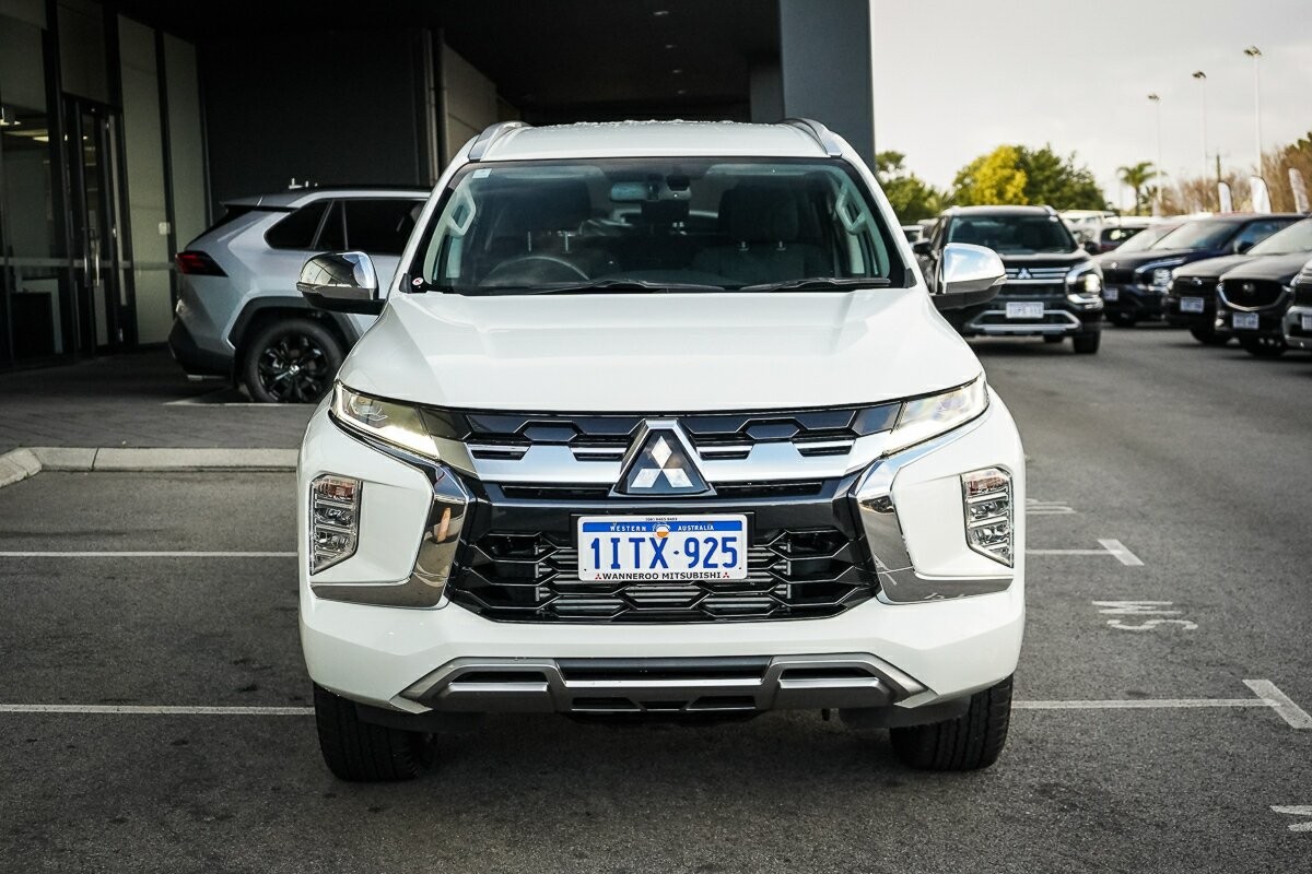 Mitsubishi Pajero Sport image 2