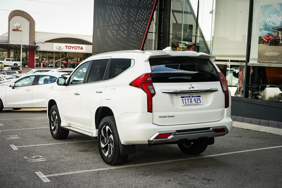 Mitsubishi Pajero Sport image 3