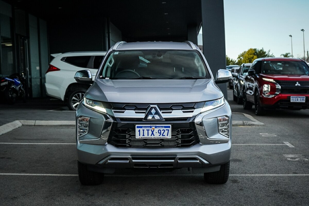 Mitsubishi Pajero Sport image 2