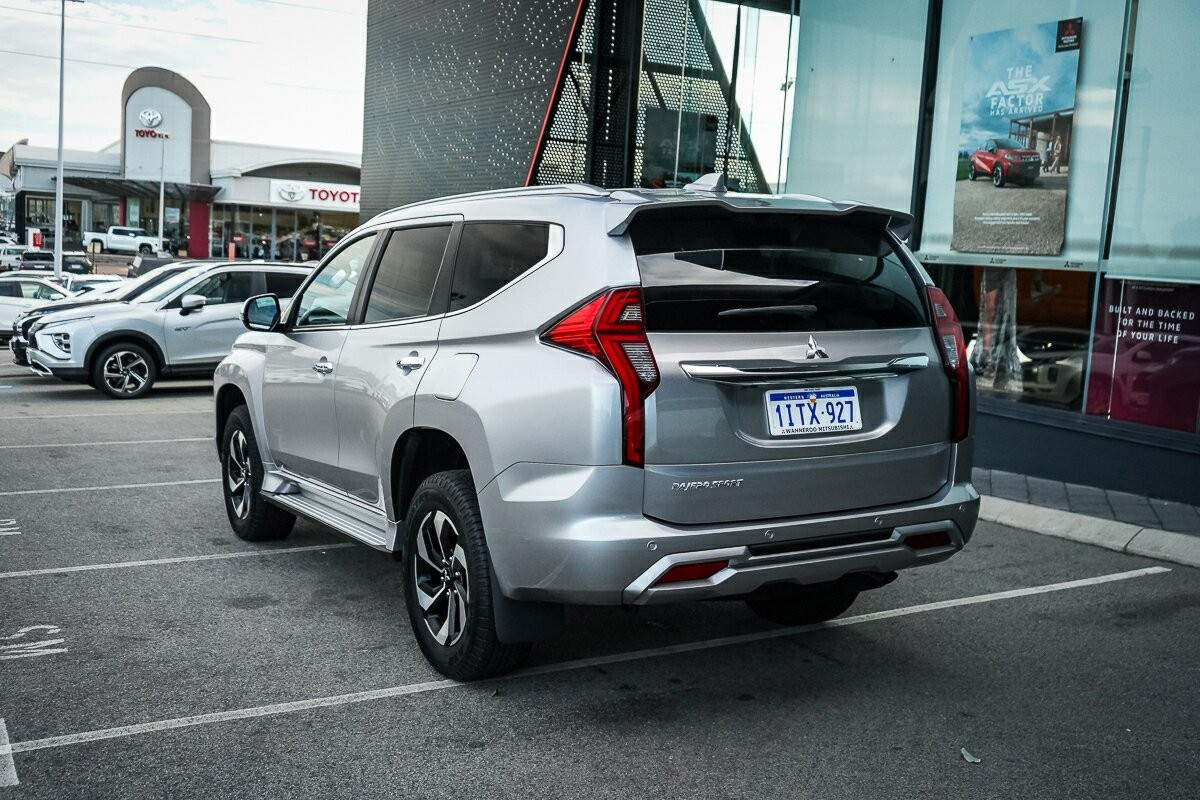 Mitsubishi Pajero Sport image 3