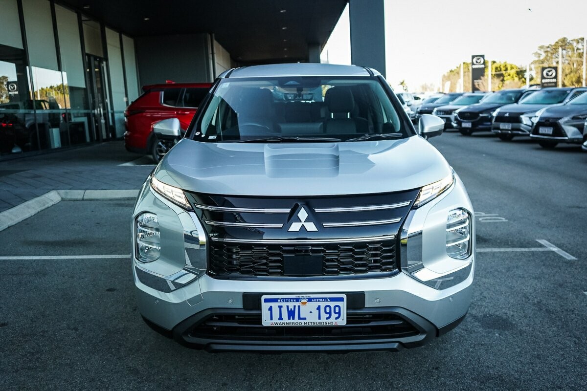 Mitsubishi Outlander image 2