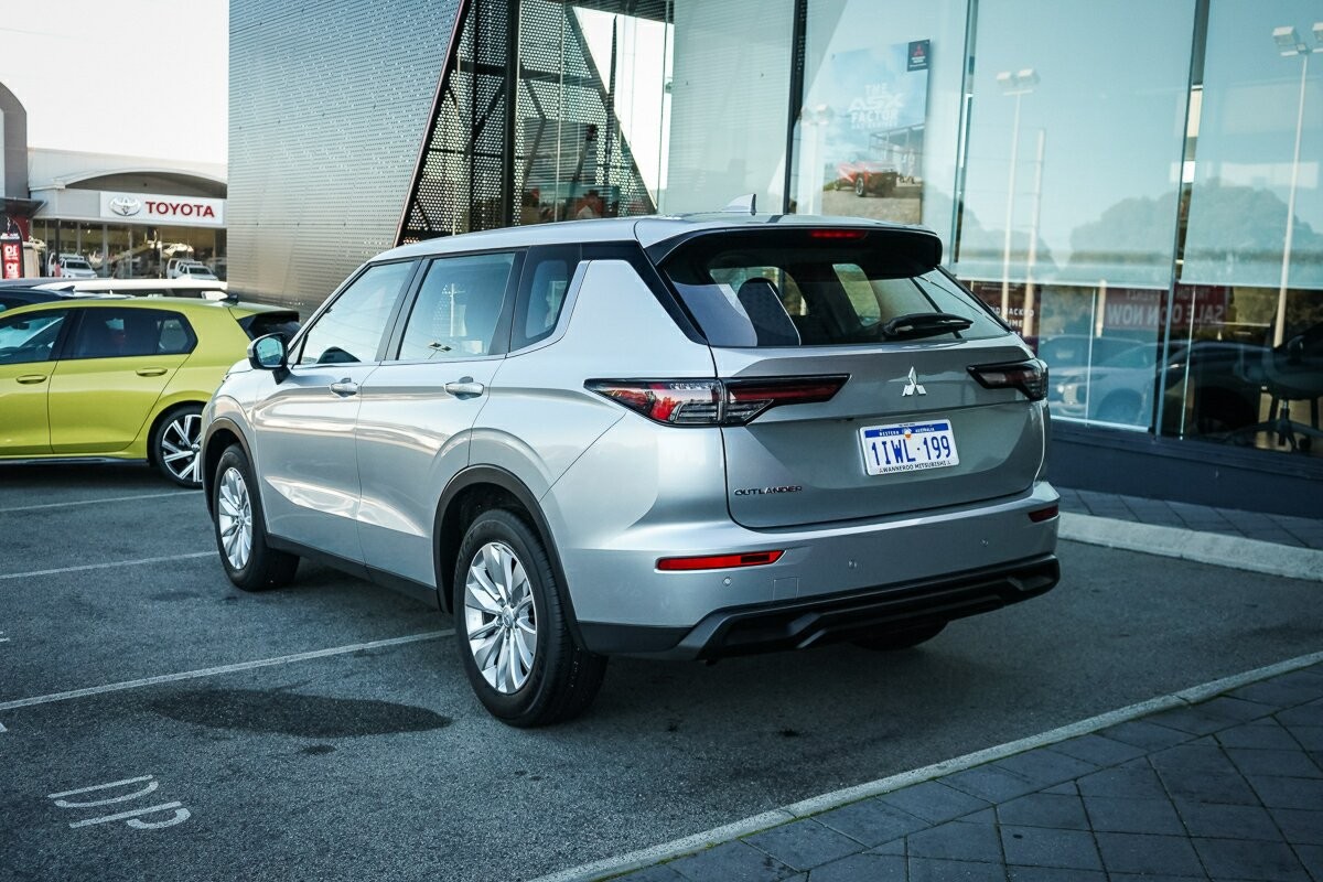 Mitsubishi Outlander image 3
