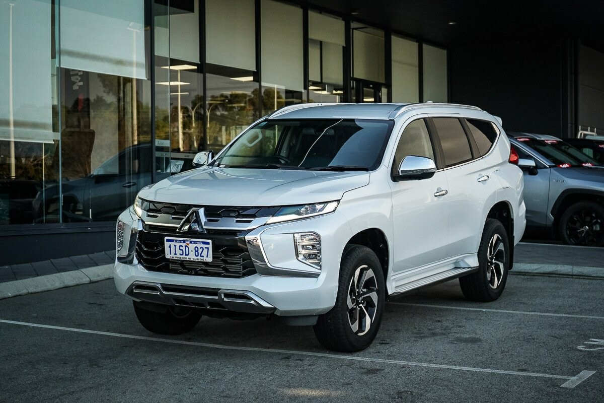 Mitsubishi Pajero Sport image 1