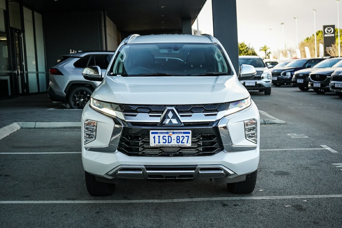 Mitsubishi Pajero Sport image 2