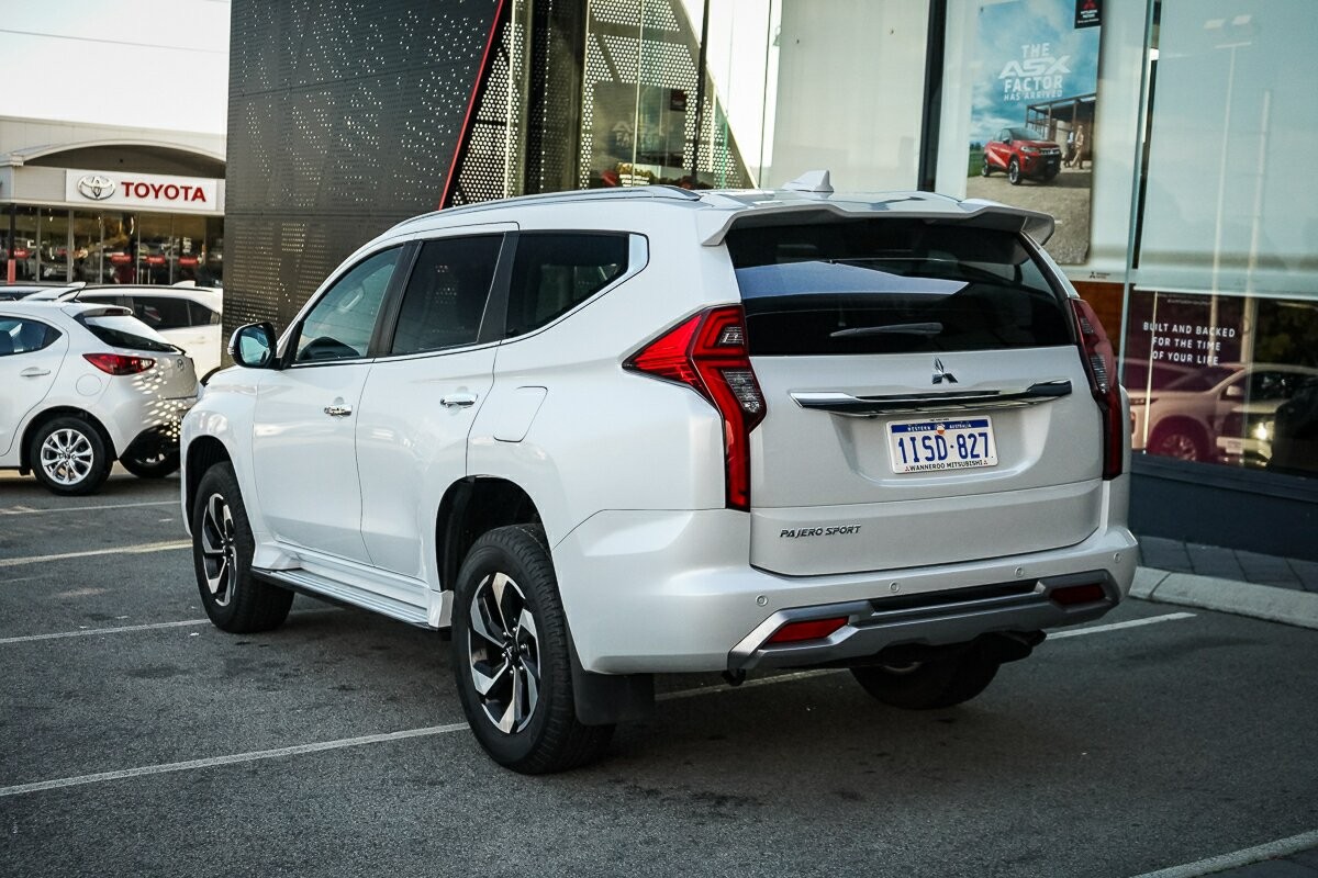 Mitsubishi Pajero Sport image 3