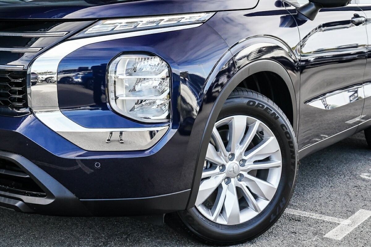 Mitsubishi Outlander image 2