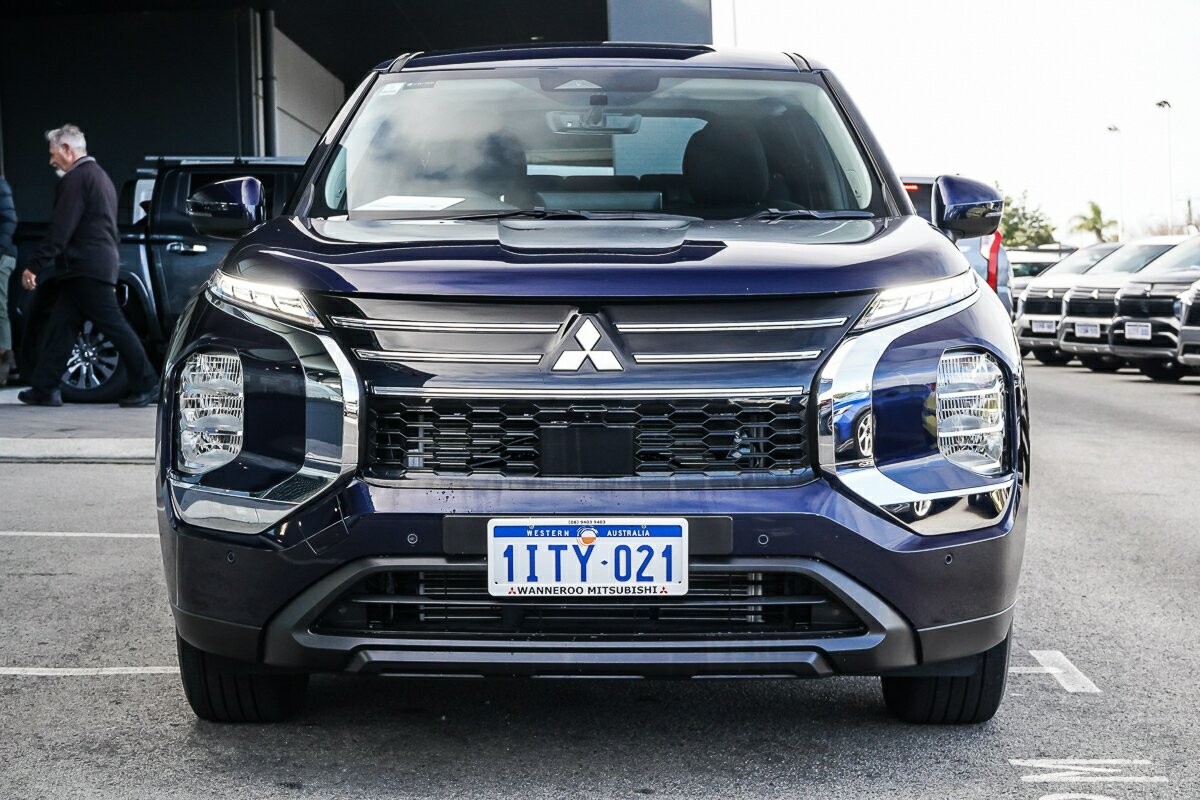 Mitsubishi Outlander image 3