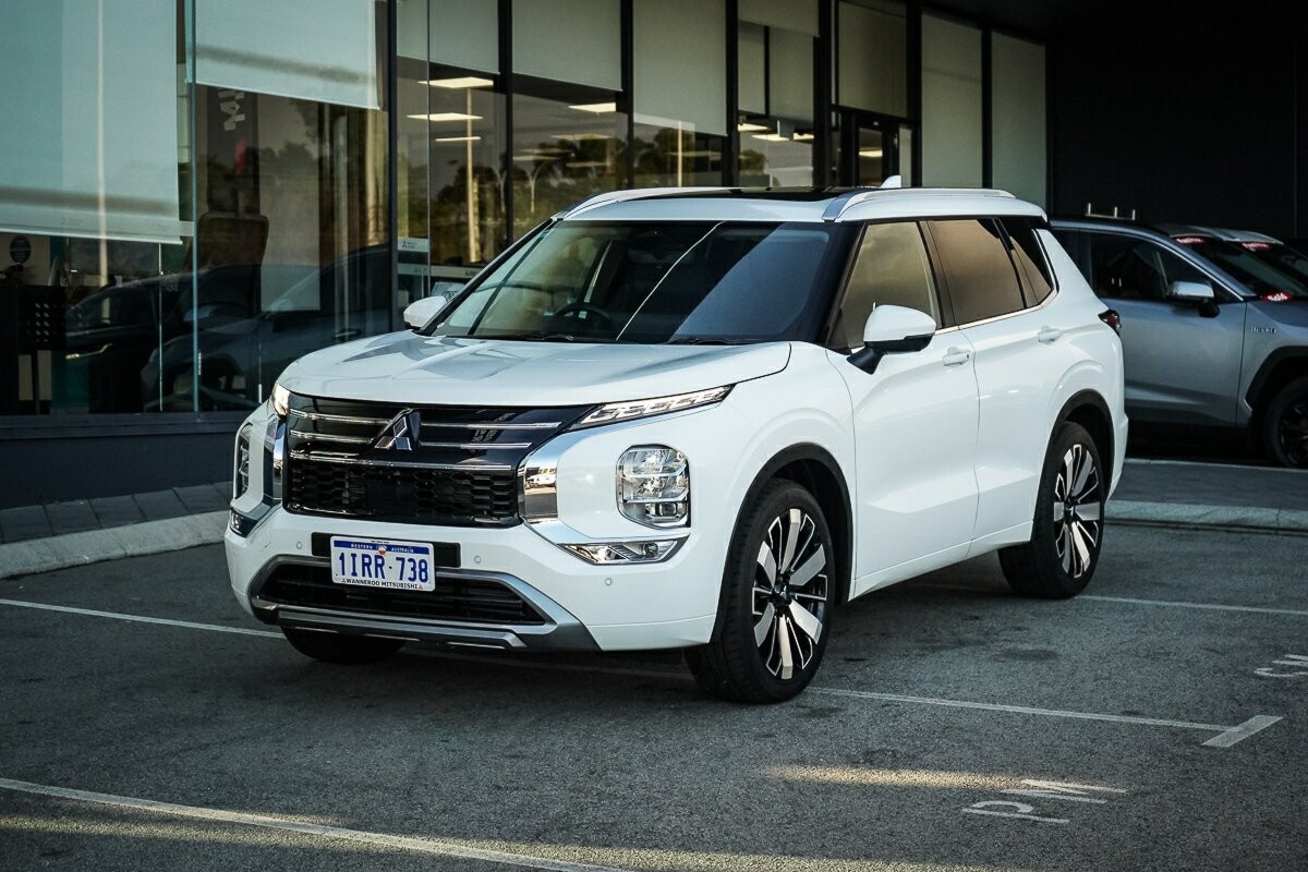 Mitsubishi Outlander image 1