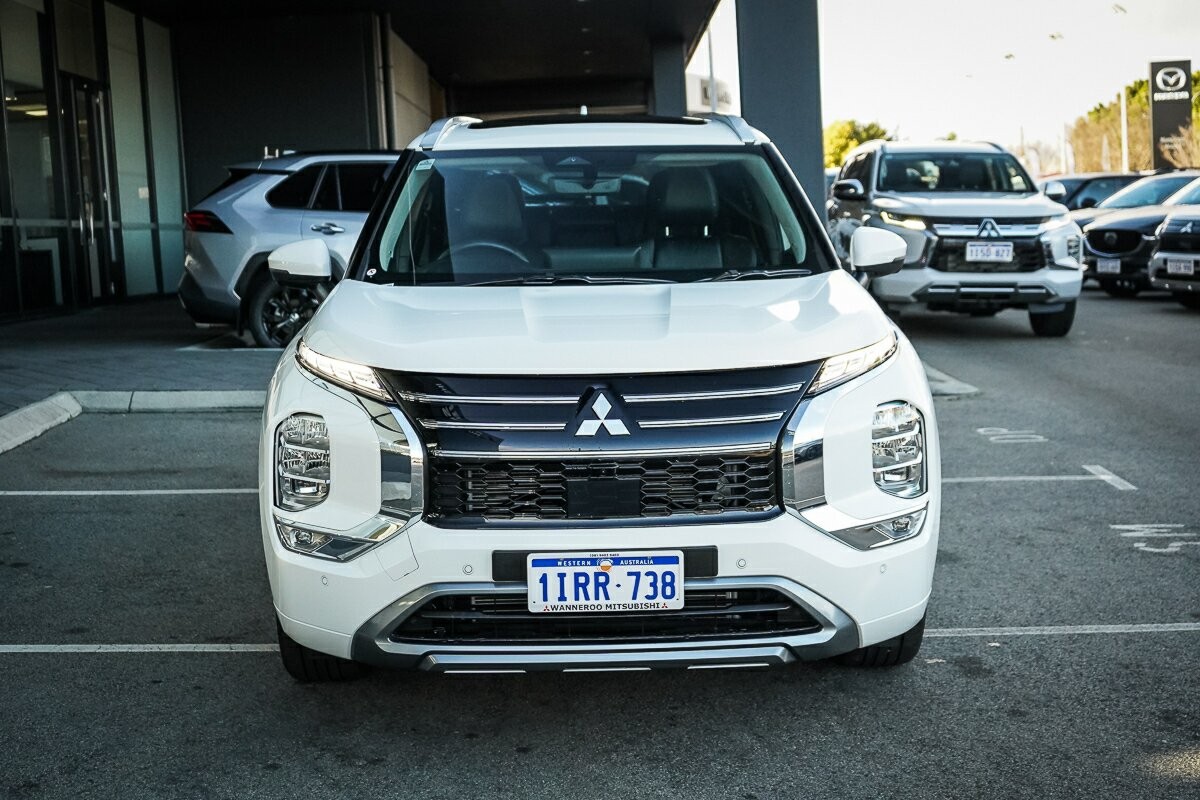 Mitsubishi Outlander image 2